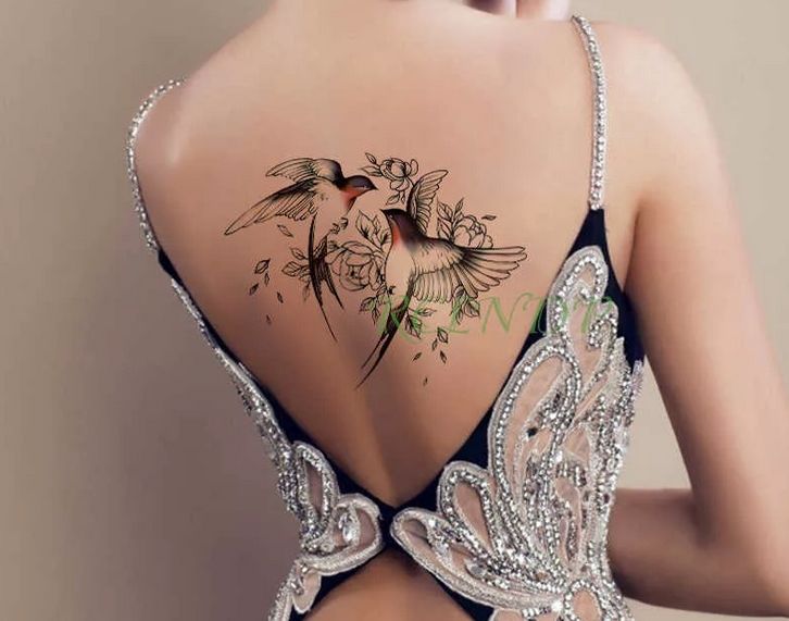 Татуировка на спине девушки